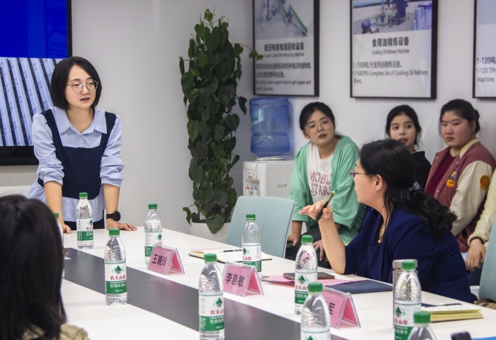 河南理工大學師生與東盈控股交流學習.jpg