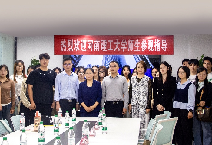 河南理工大學外國語學院師生走進東盈.jpg